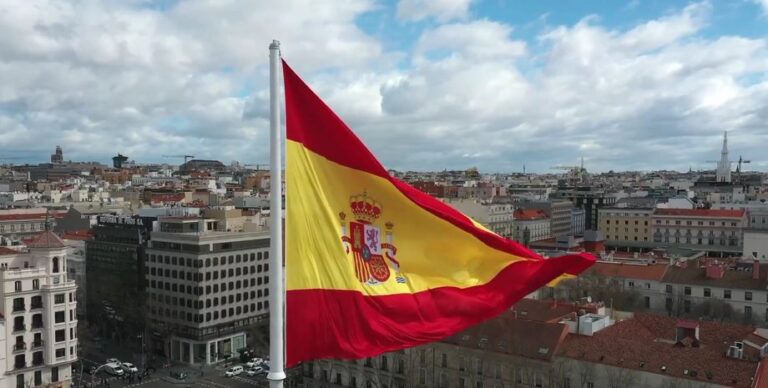 revoljucija-obernulas-krahom-solnechnye-paneli-i-vetrjaki-peregruzili-energoset-ispanii-49426bd