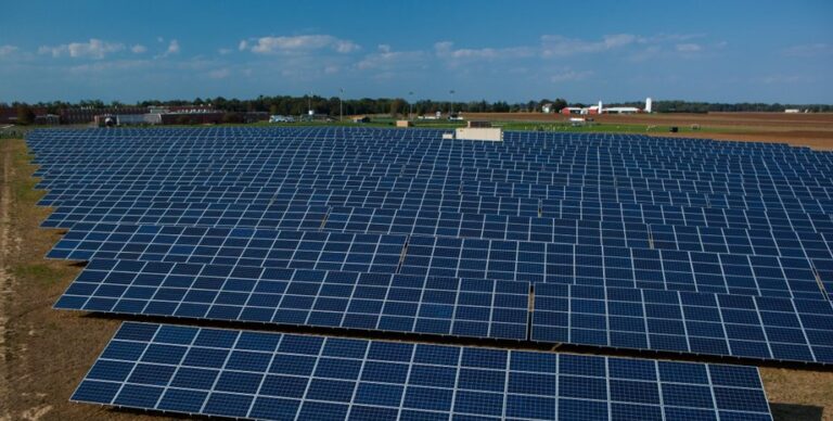 solnechnye-paneli-pominutno-zahvatyvajut-celuju-stranu-kak-500-000-modulej-ustanovili-tak-bystro-305ffb6