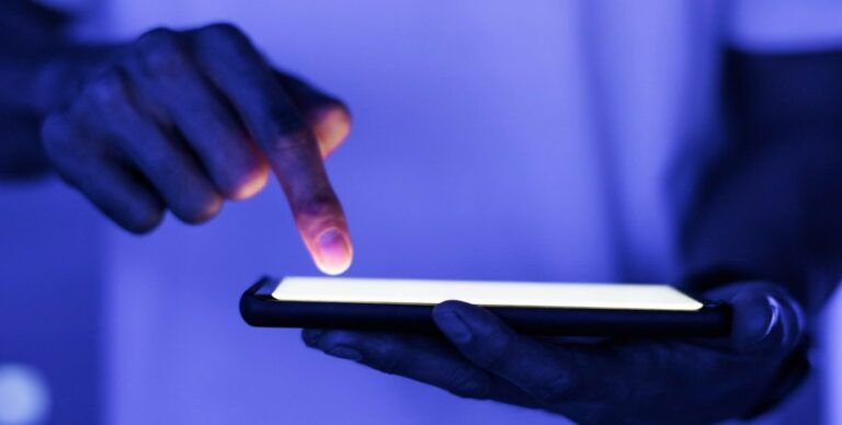 telefony-smogut-rabotat-ot-osveshhenija-uchenye-nashli-alternativu-elektrichestvu-842dbfb