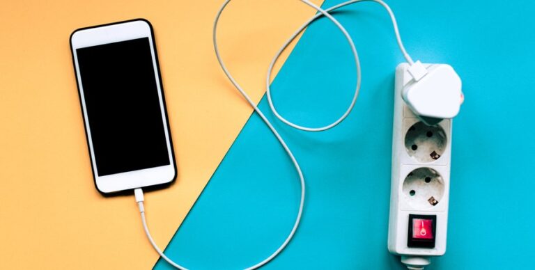 mozhno-li-ostavljat-telefon-na-zarjadke-na-noch-eksperty-dali-chetkij-otvet-ae70599