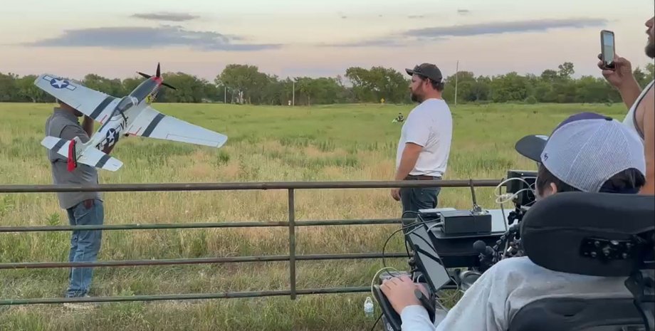 muzhchina-smog-upravljat-bpla-siloj-mysli-kak-emu-eto-udalos-sdelat-video-c1eb0be