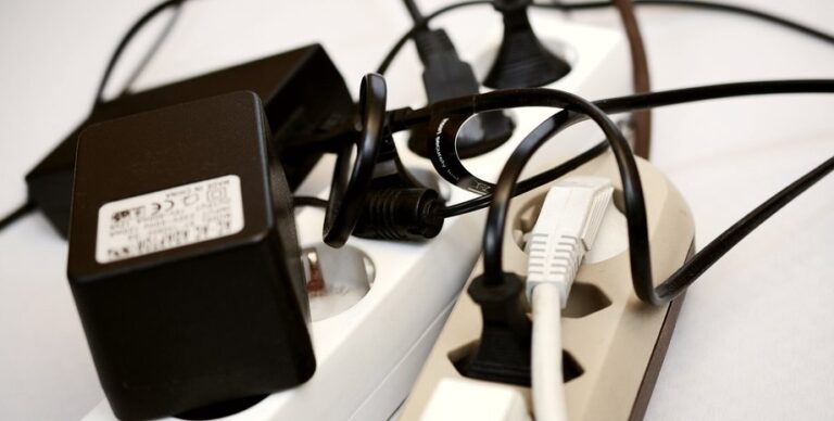 perepady-naprjazhenija-v-seti-pochemu-oni-sluchajutsja-i-kak-obezopasit-bytovuju-tehniku-b3b2067