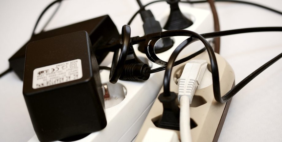 perepady-naprjazhenija-v-seti-pochemu-oni-sluchajutsja-i-kak-obezopasit-bytovuju-tehniku-b3b2067