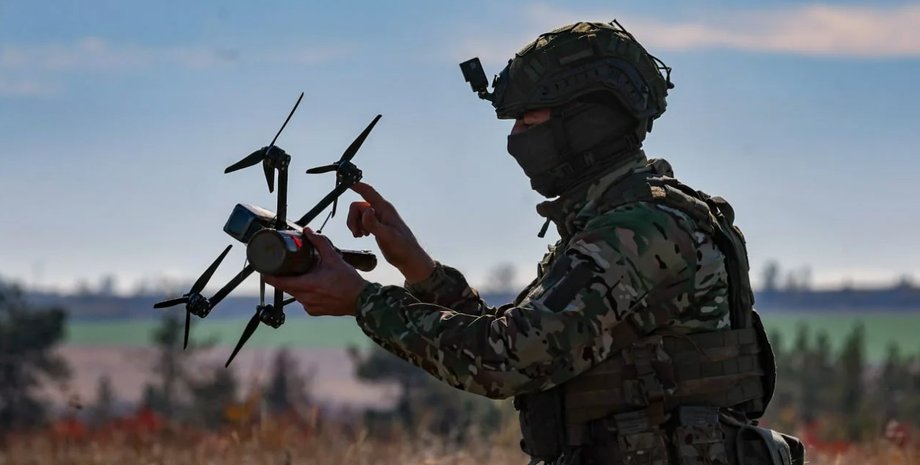 Российский военный с дроном