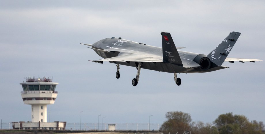 Дрон Bayraktar Kizilelma в полете