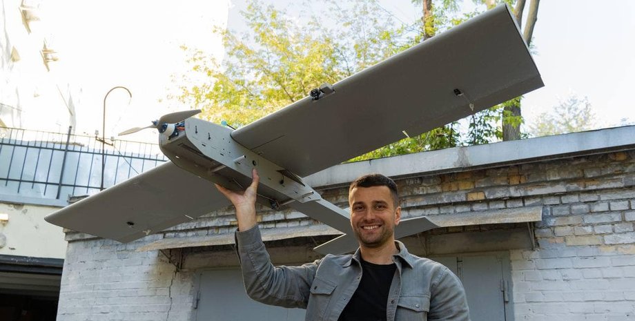 Андрей Шувалов из Фонда Сергея Притулы держит дрон Дартс