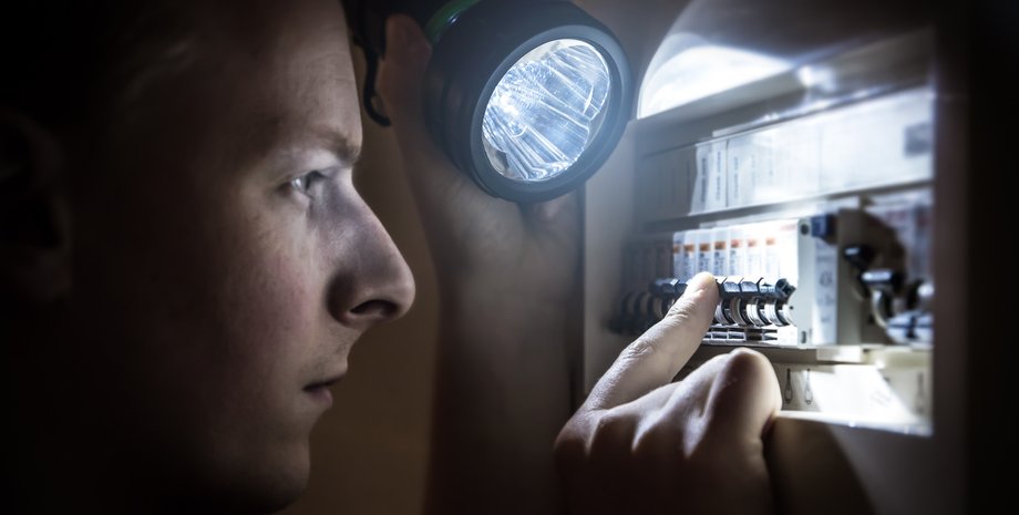 Женщина со свечами во время отключения света