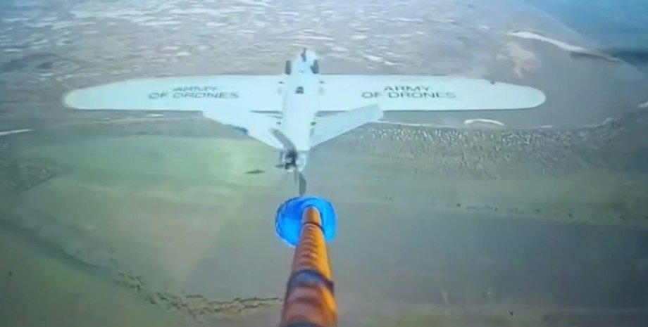 Дрон-перехватчик атакует БПЛА Shark