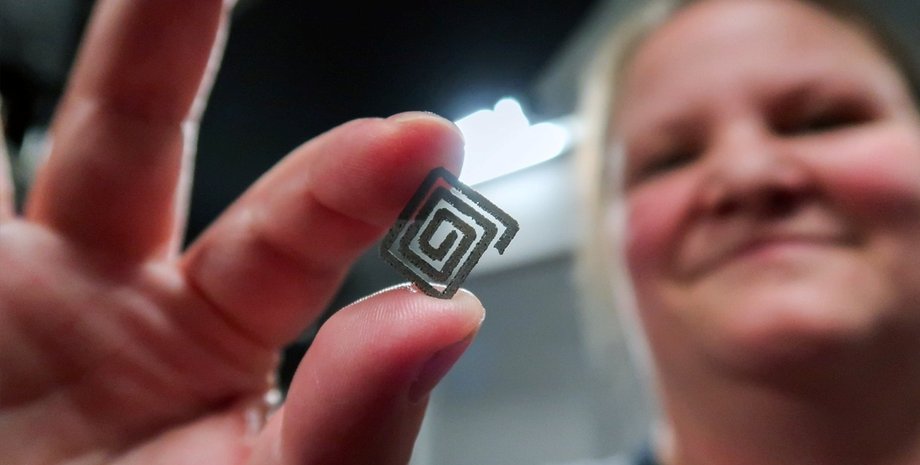 Ученая из RMIT держит генератор энергии