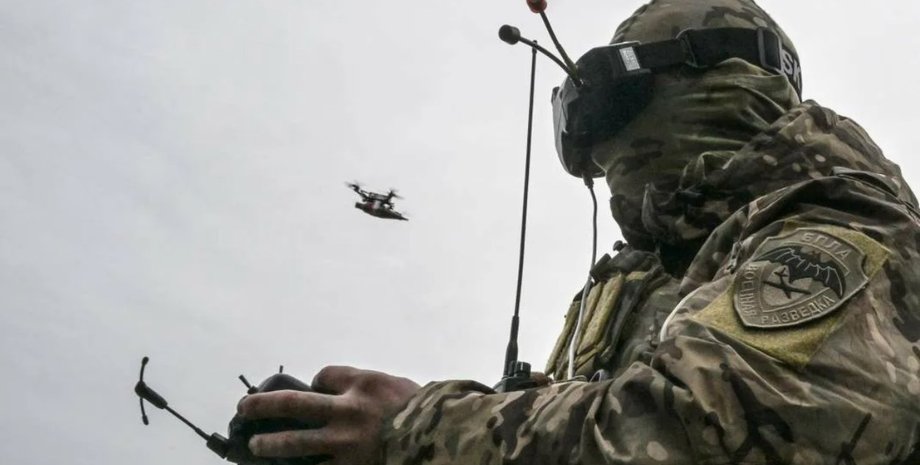 Российский военный управляет FPV-дроном