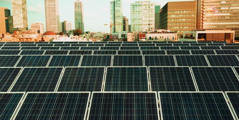 Солнечные панели на крыше здания в городе