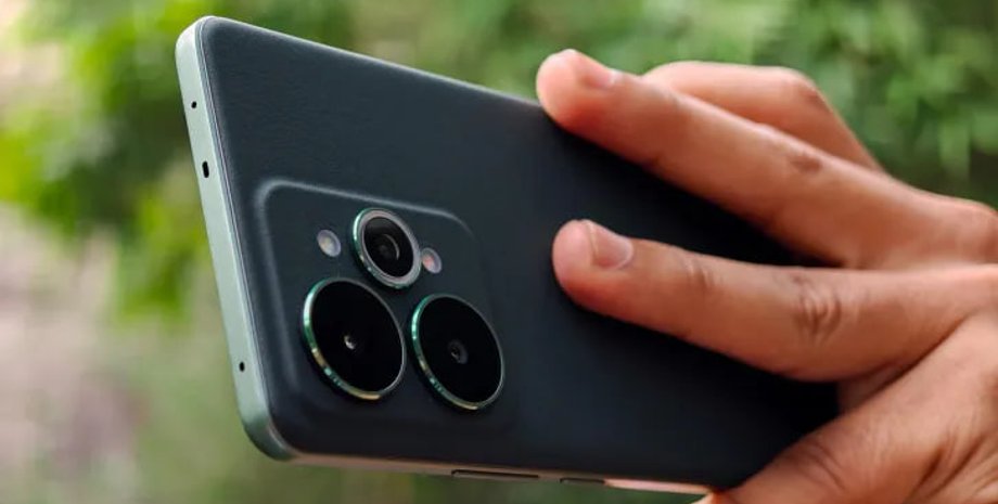 Realme 15 5G смартфон в руке