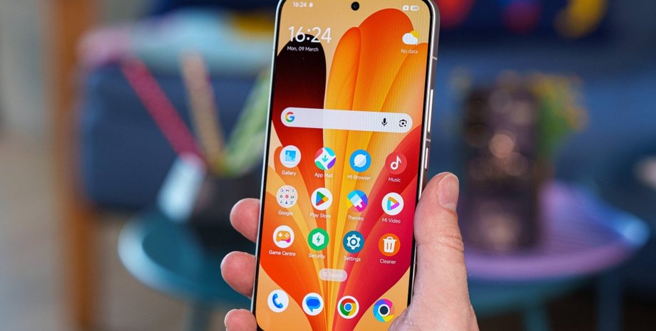 Poco X8 Pro Max телефон в руке