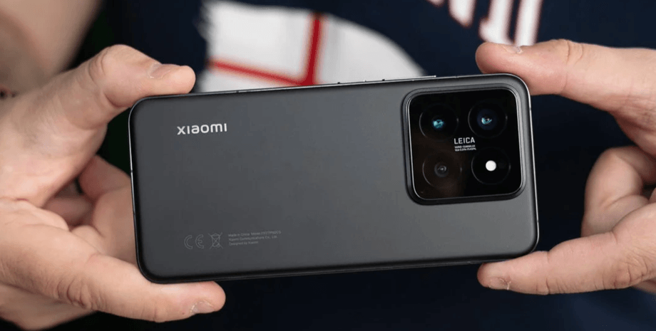 Cмартфон Xiaomi 15 в руках