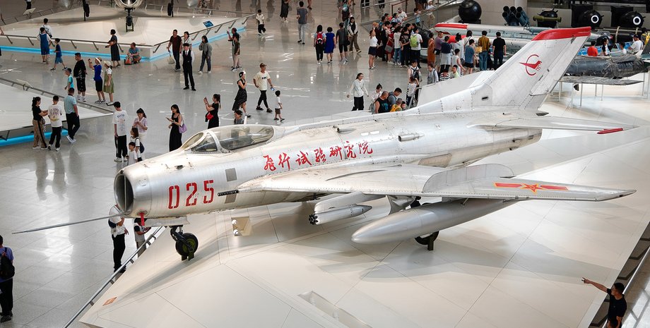 Дрон на базе истребителя J-6