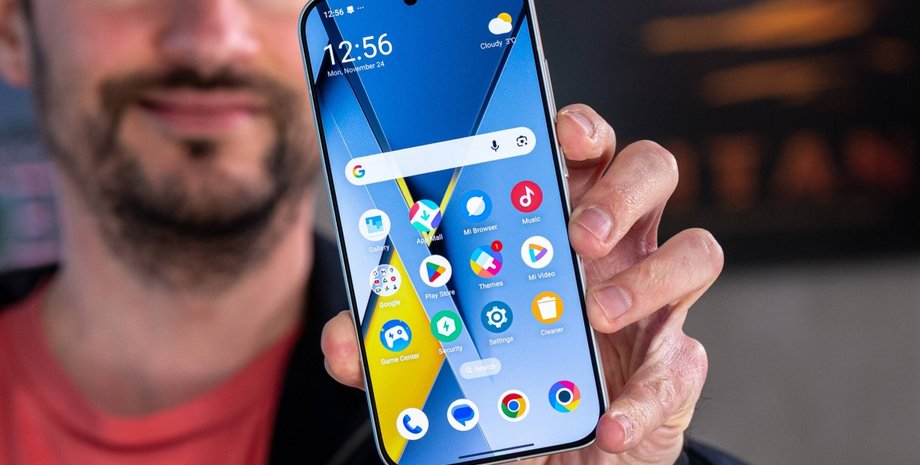 Poco F8 Pro смартфон в руке