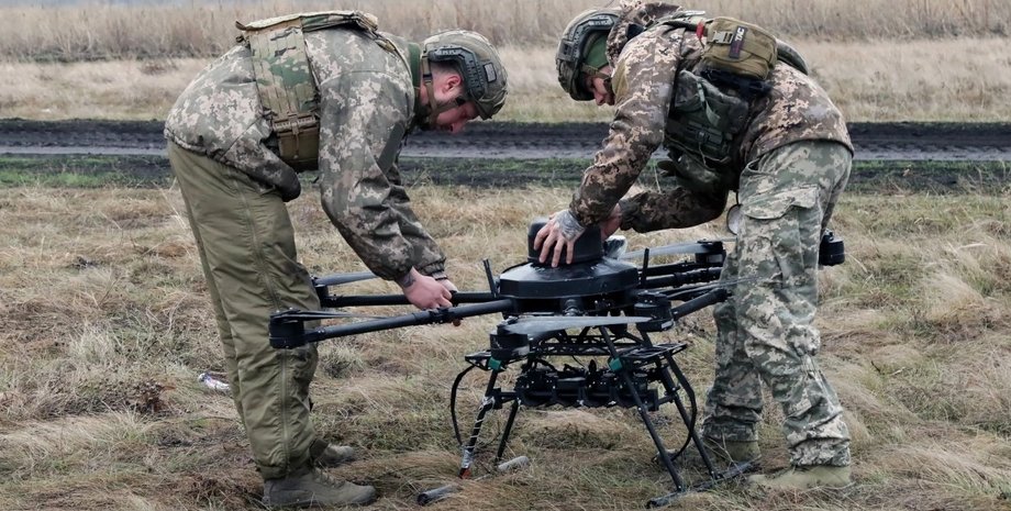 Украинские военные снаряжают дрон-бомбардировщик Vampire